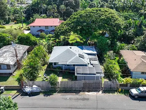 Long-term rental home and converted-garage one-bedroom ohana suite on Oahu's North Shore, owned by Brian Bowman